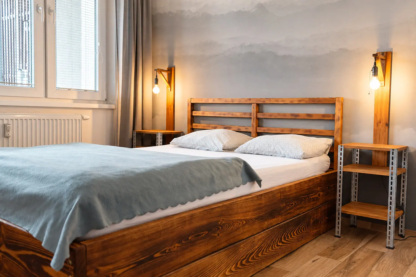 Ložnice apartmánu s manželskou postelí