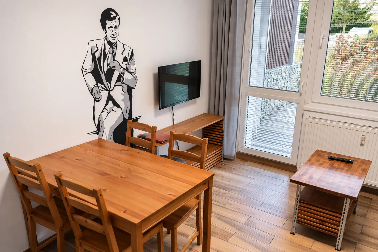 Obývací pokoj apartmánu s jídelním stolem