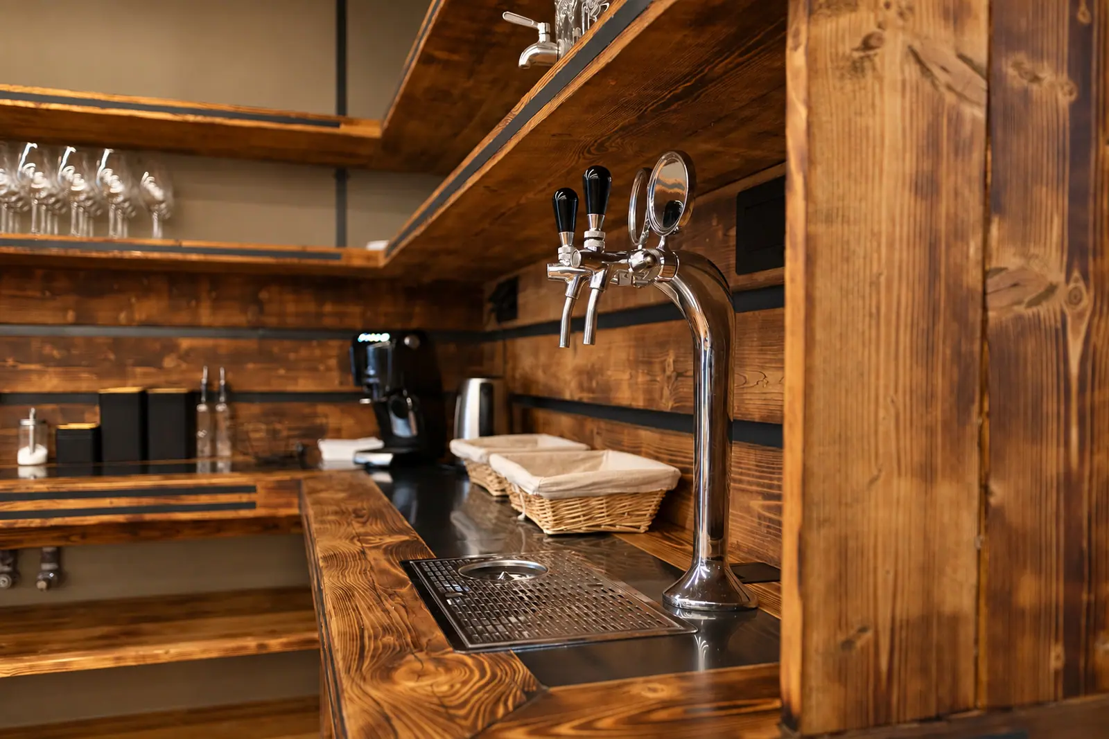 Bar klubovny s pípou a dřevěným pultem