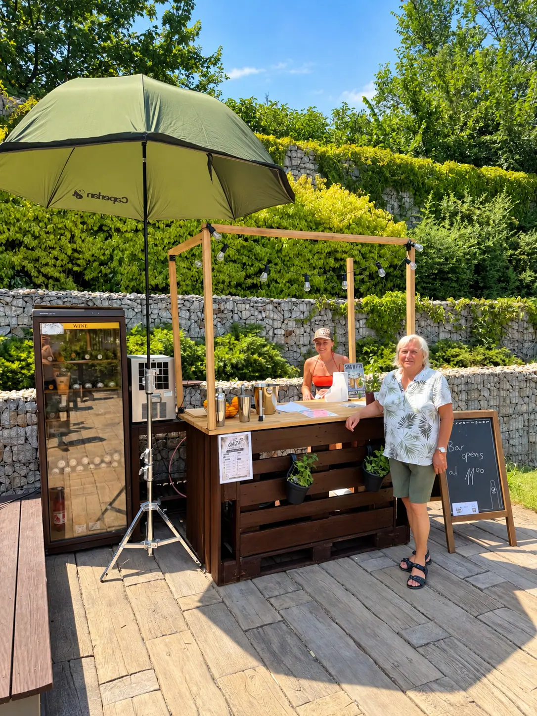 Dřevěný zahradní bar pod slunečníkem